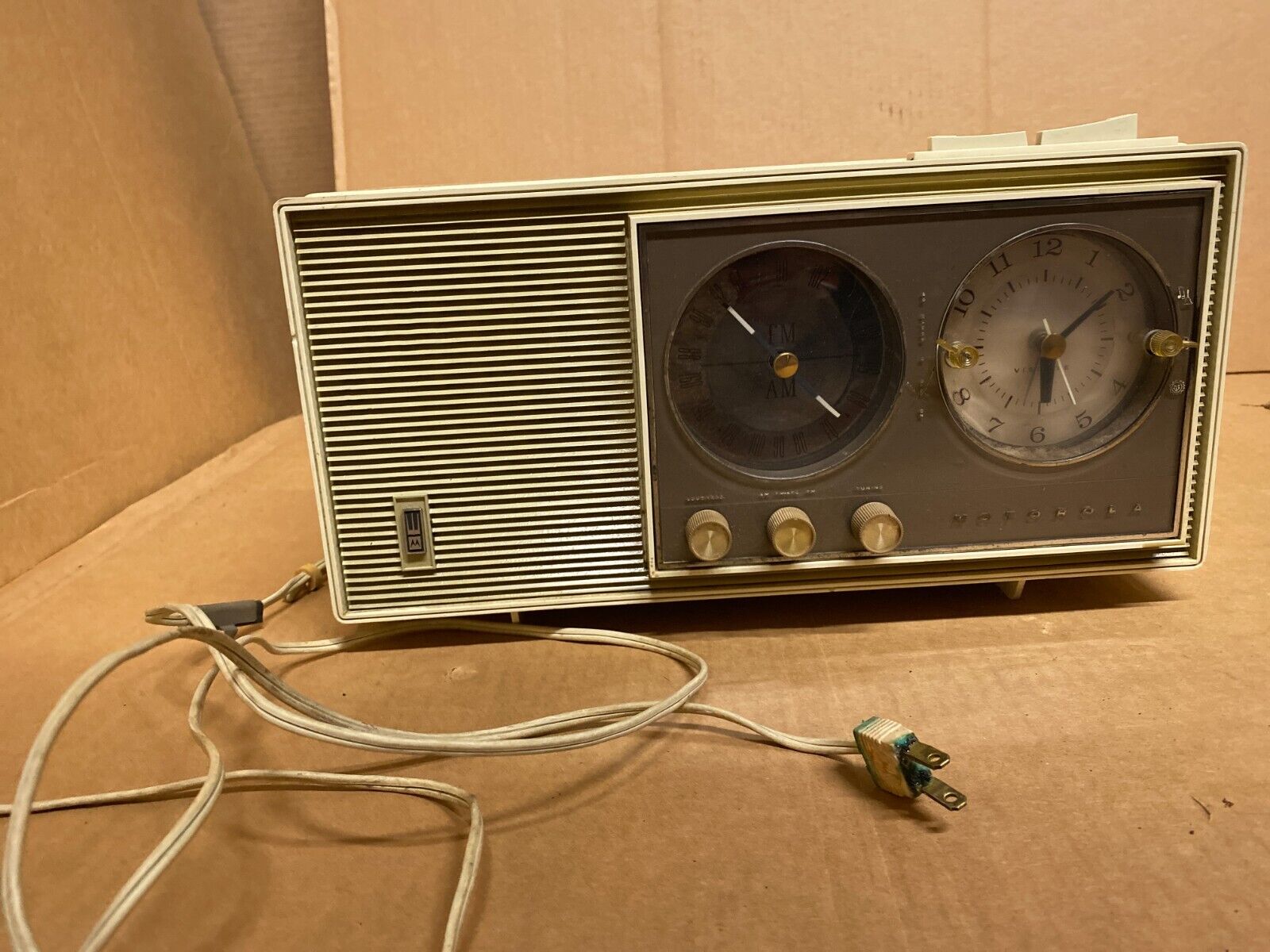 Vintage 1962 Motorola Tube Radio Clock AM FM Model BC3G Retro Style