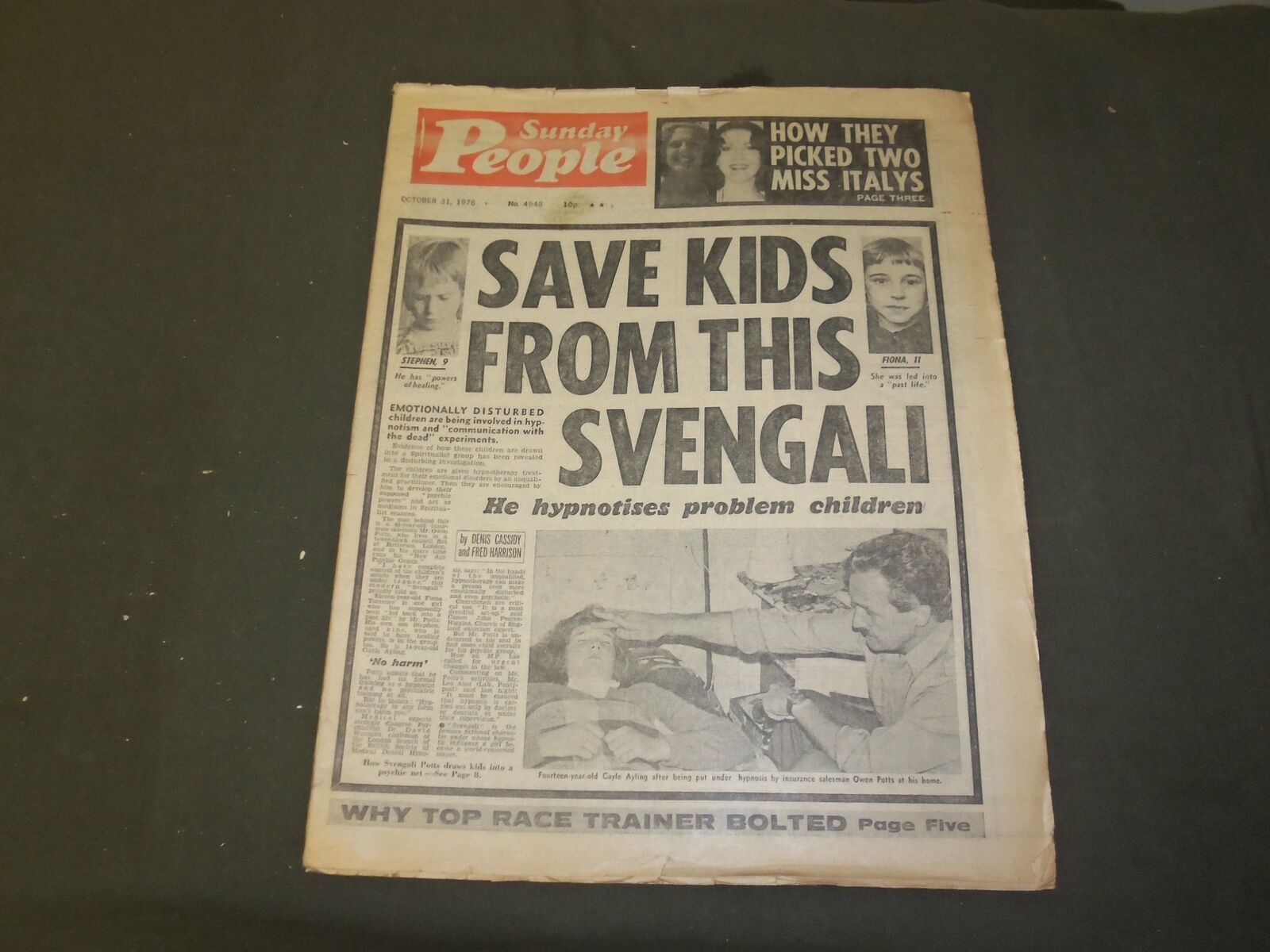 1976 OCTOBER 31 SUNDAY PEOPLE NEWSPAPER - SAVE KIDS FROM THIS SVENGALI - NP 3370