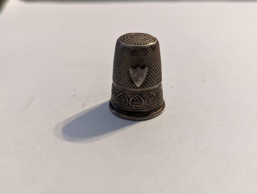 VINTAGE STERLING SILVER THIMBLE WITH SHEILD DETAIL