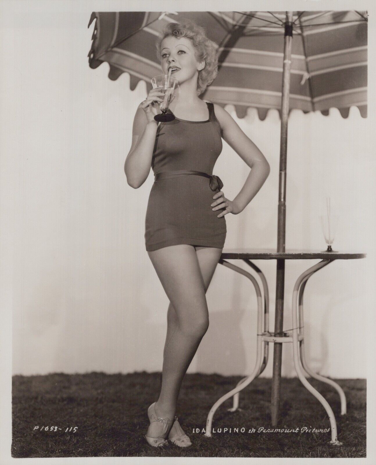 HOLLYWOOD BEAUTY IDA LUPINO ALLURING POSE STUNNING PORTRAIT 1950s Photo 593