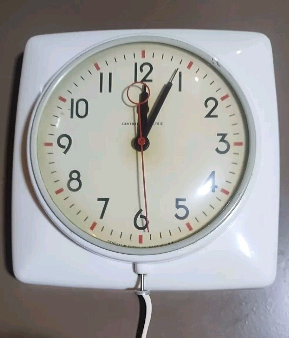Vintage 1940s General Electric Wall CLOCK  Model 2H20 TESTED Red Second Hand 