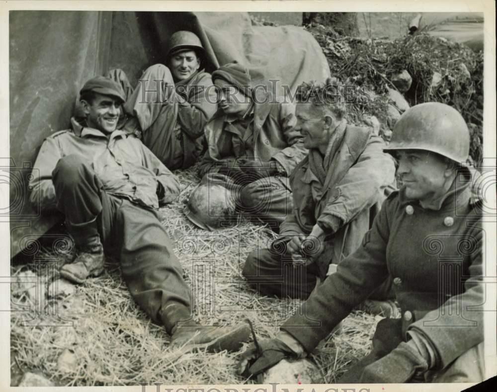 1944 Press Photo Members of a field artillery unit relaxing 