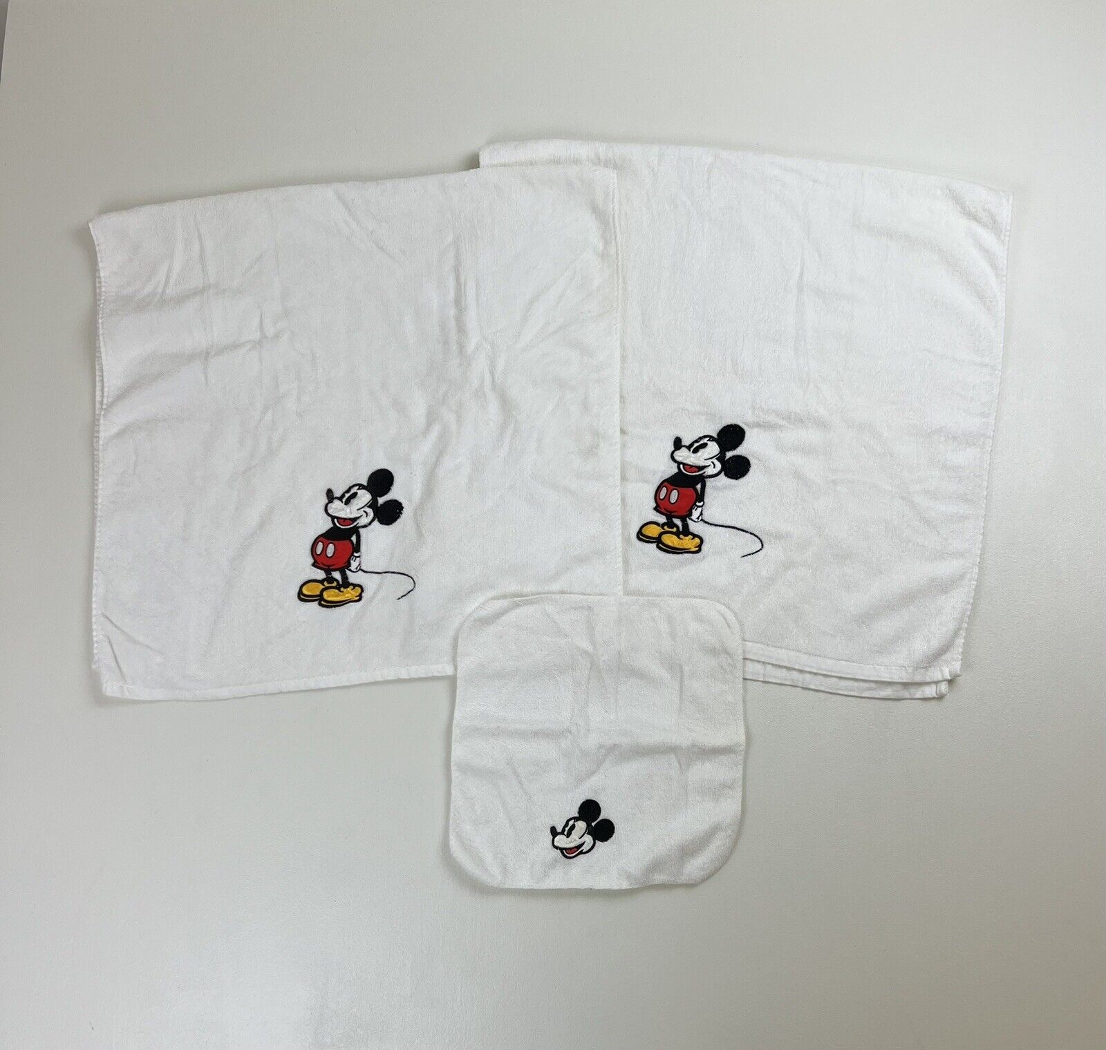 Vtg Disney 2 White Mickey Mouse Bath Towels & 1 Washcloth Embroidered Saturday