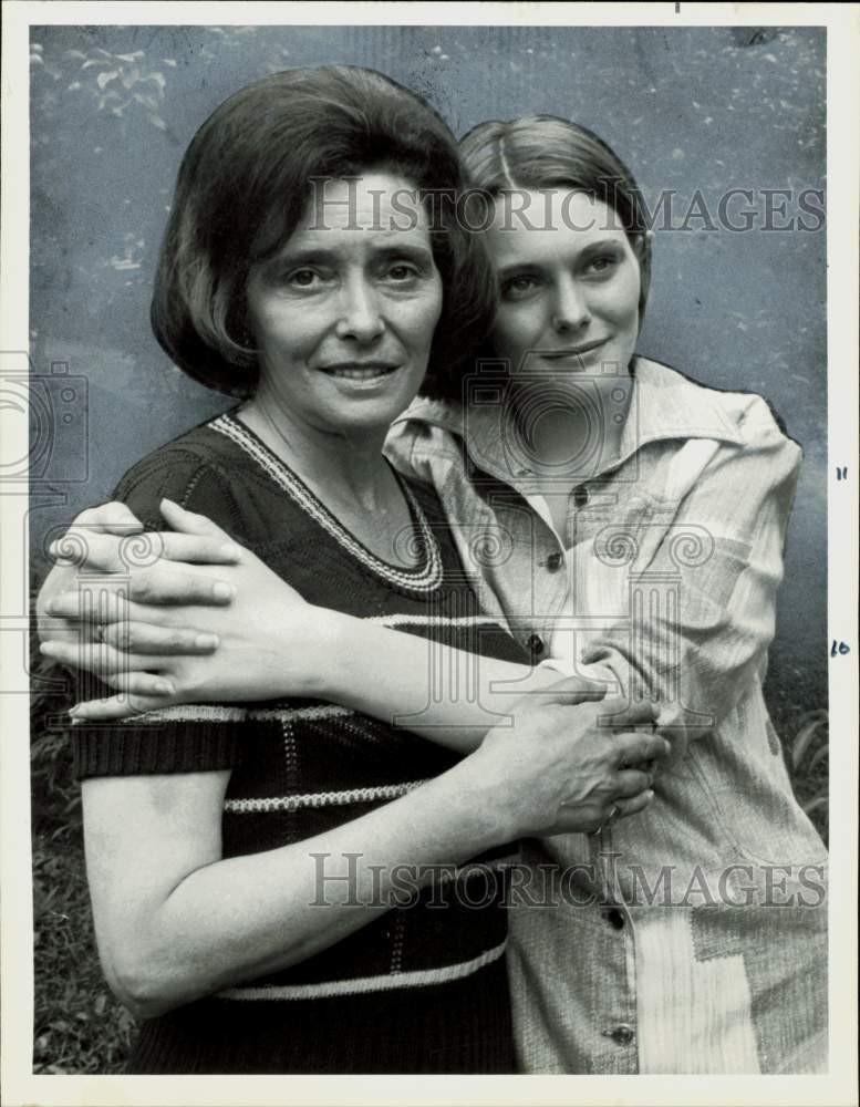 1975 Press Photo Actress Patricia Neal and daughter Tessa Dahl - lra85684