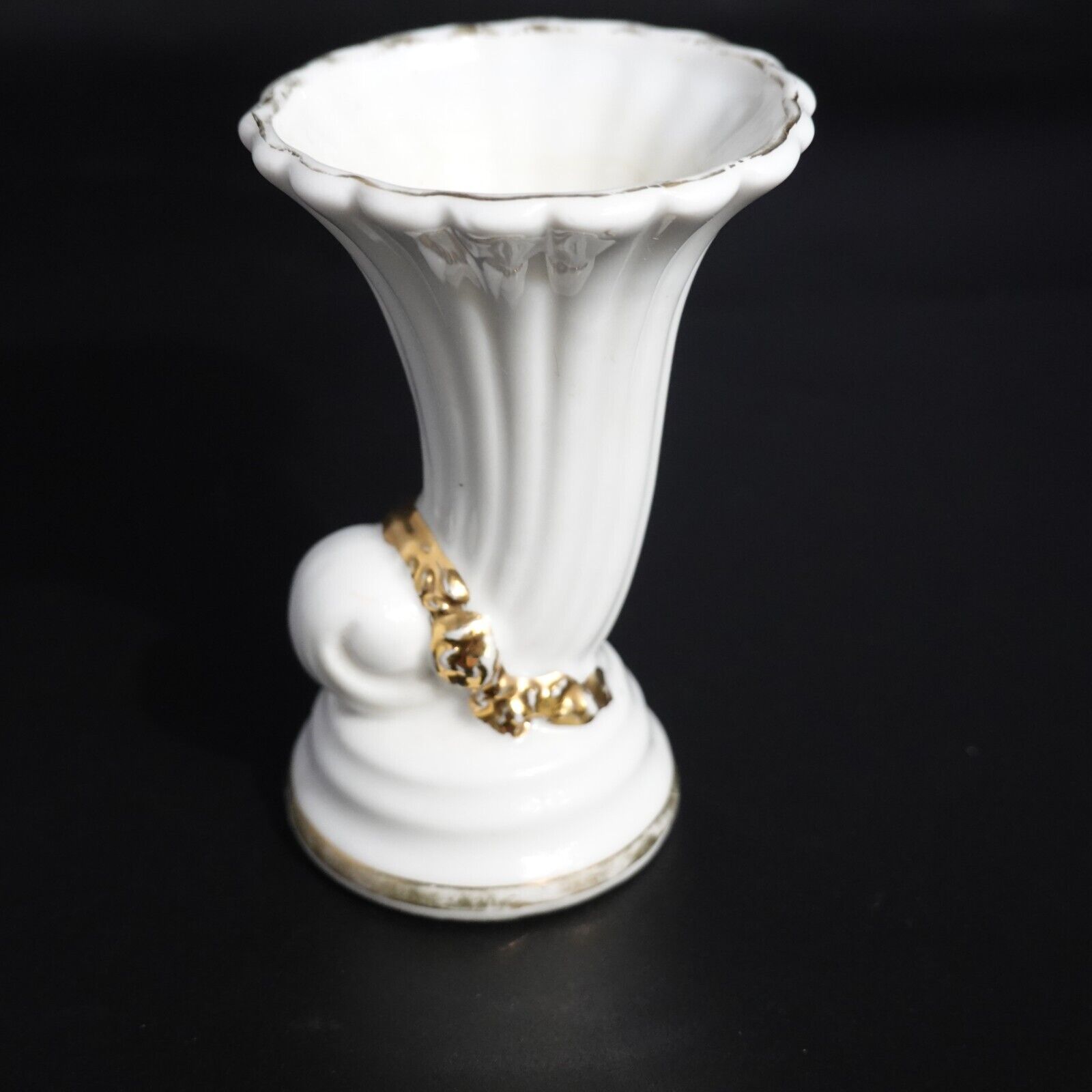 Vtg Goldcastle Mid Century White Gold Trim Cornucopia Bud Vase Made In Japan