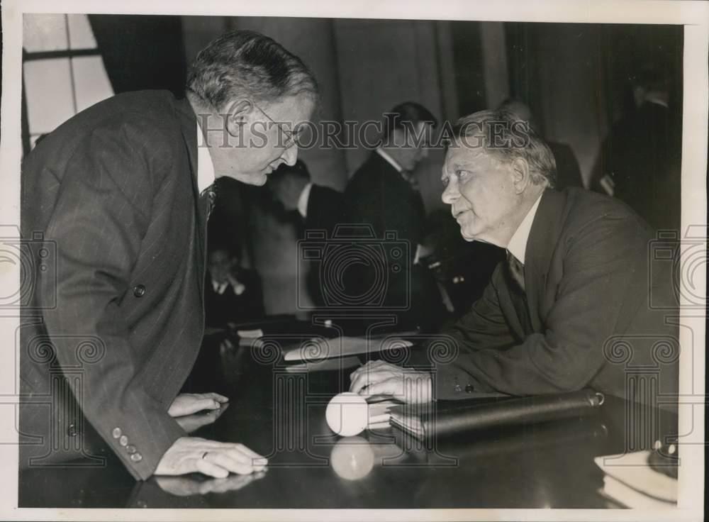 1937 Press Photo Sen. Wheeler whispering to Sen. Borah at hearing in Washington