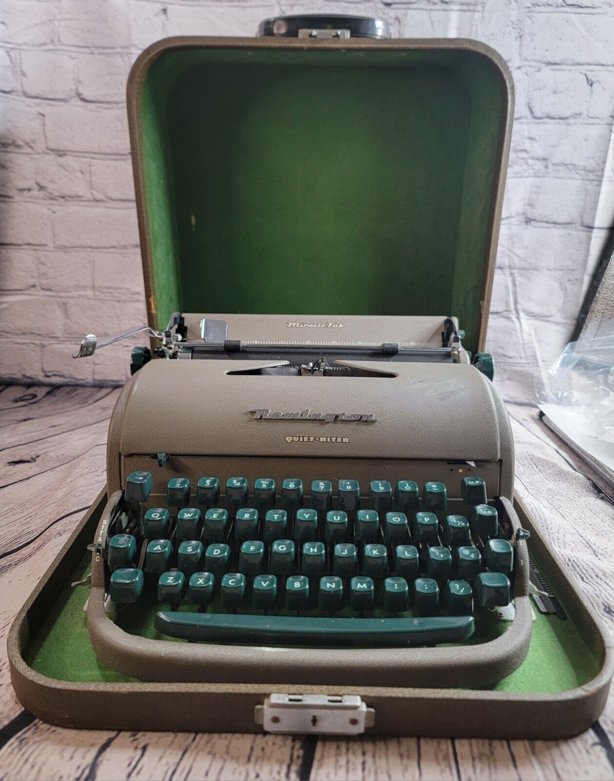 Remington Rand Miracle Tab Quiet Riter Typewriter With Case Vintage 1950s
