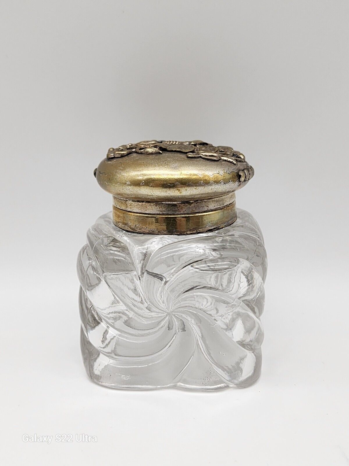 NICE 1890-1900 ANTIQUE BACCARAT CRYSTAL INKWELL W/HINGED BUTTERFLY REPOUSSÉ LID