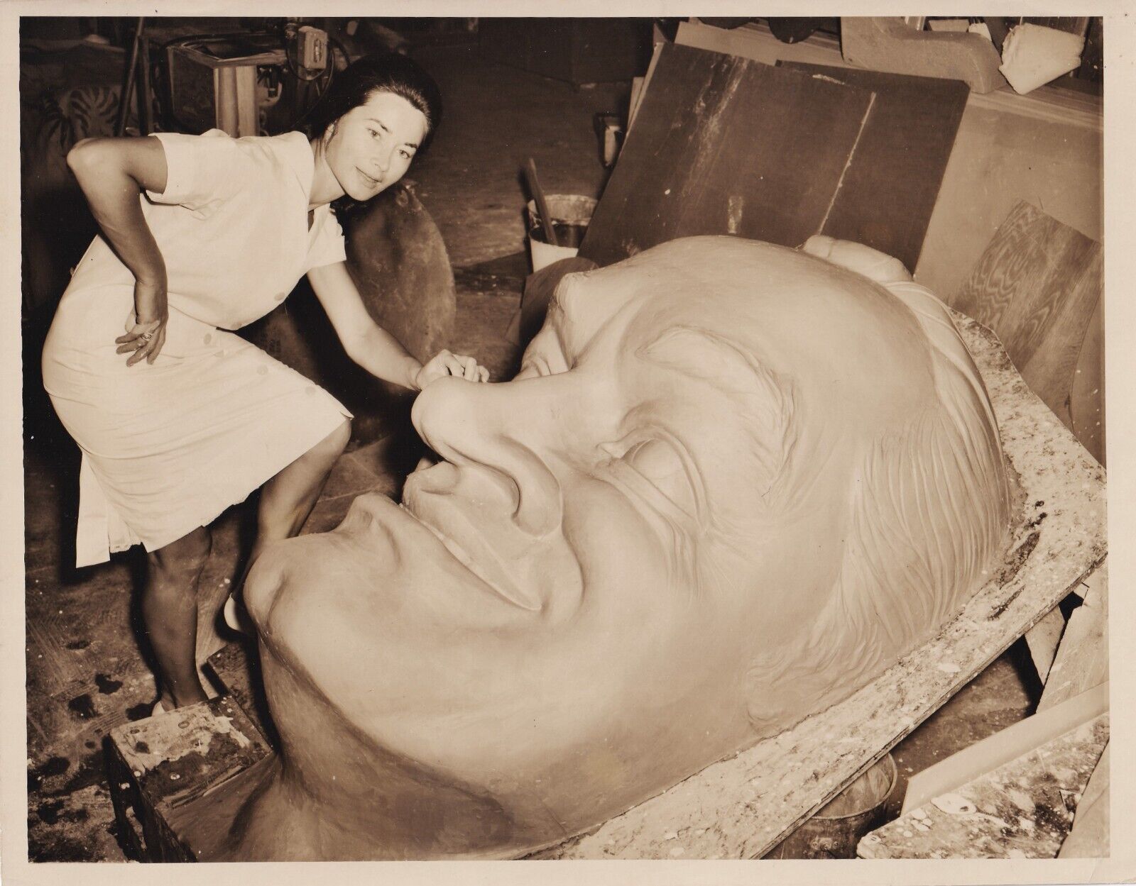 1963 Magda, Hungarian sculptress - Head of Bob Hope - Original Photo RARE L160C