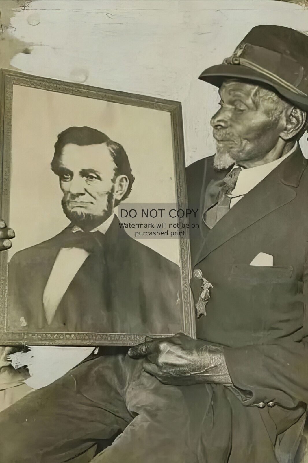BLACK CIVIL WAR SOLDIER HOLDING PHOTO OF PRESIDENT ABRAHAM LINCOLN 4X6 POSTCARD