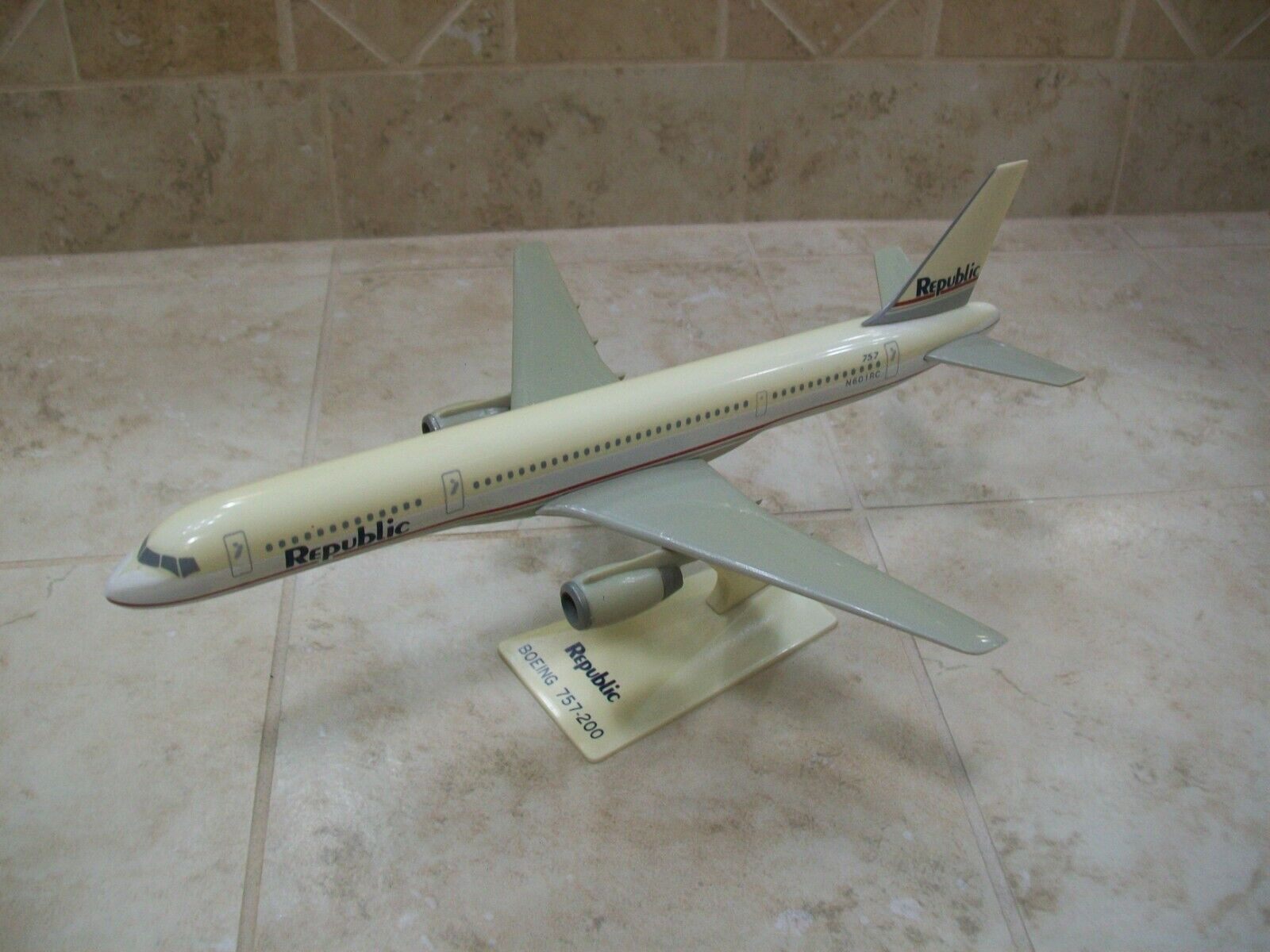 Flight Miniatures Republic 757-200 model 1/200