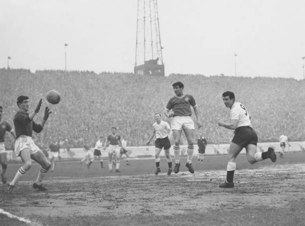 Tottenham Hotspur Centre Forward Bobby Smith Beats Chelsea Goalkeeper 1961 PHOTO
