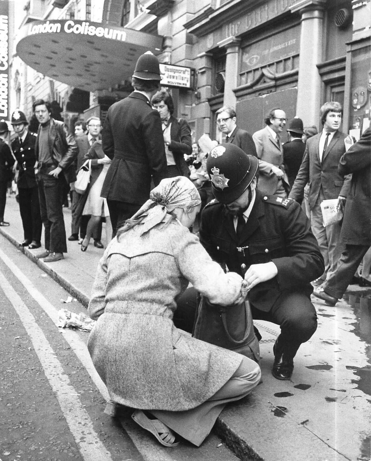 1974 Press Photo Policeman Searching Woman\'s Bag London Coliseum Bolshoi Ballett