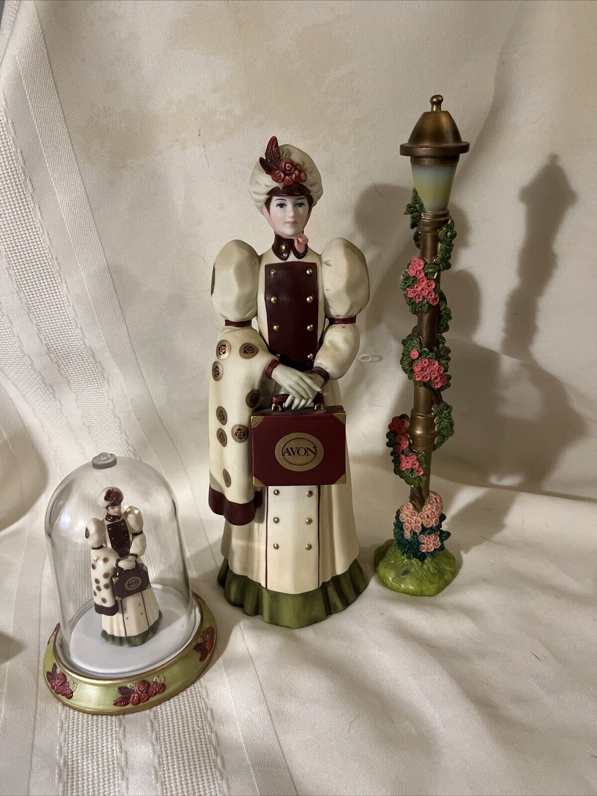 Avon 2006 Mrs. Albee President\'s Club Figurine & Miniature With Lamp Post