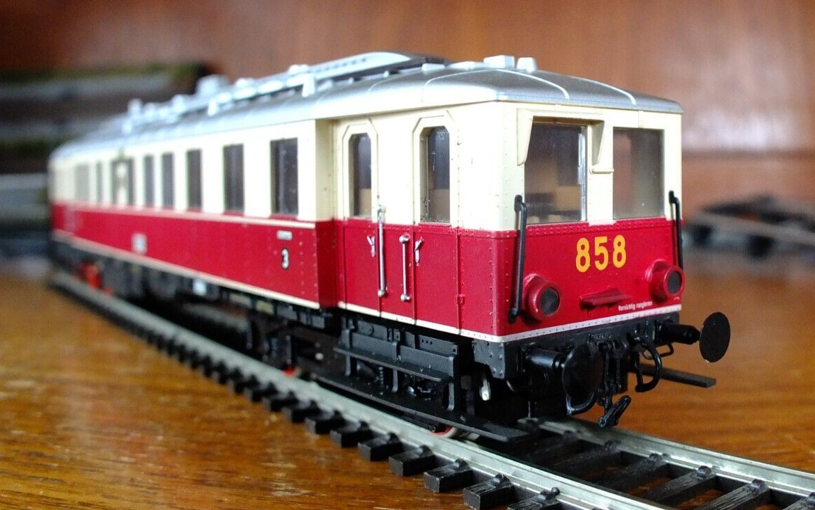 Trix 52 2469 00 HO Gauge DR VT858 diesel railcar in cream and red livery