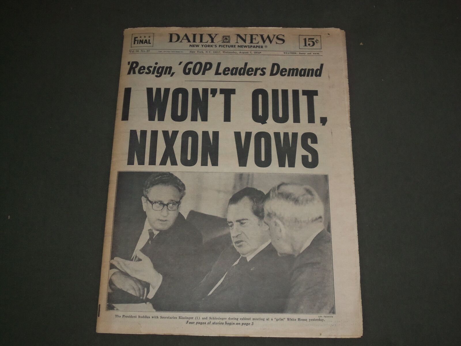 1974 AUGUST 7 NEW YORK DAILY NEWS - NIXON VOWS HE WON'T QUIT - NP 3043