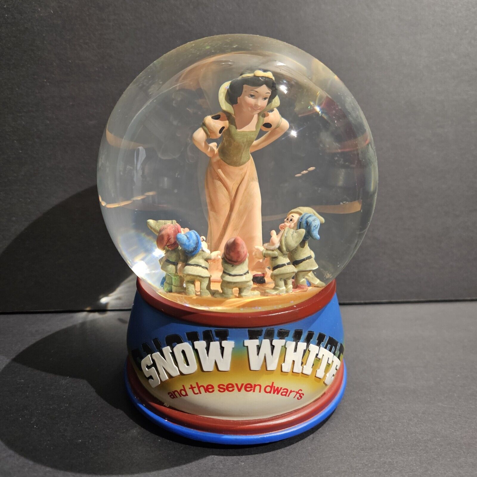 Disney Snow White and the Seven Dwarfs Musical Snow Globe 2005 Dave Grossman