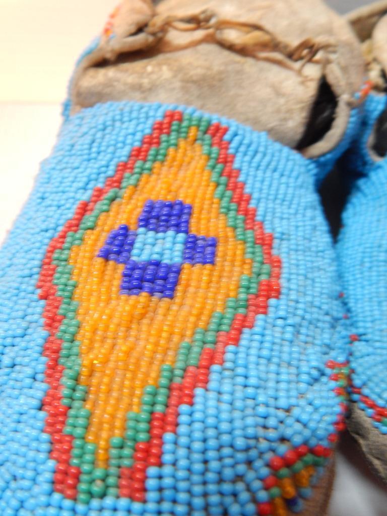 VINTAGE N. MONTANA GROS VENTRES INDIAN ADULT FULLY BEADED MOCCASINS - NICE 