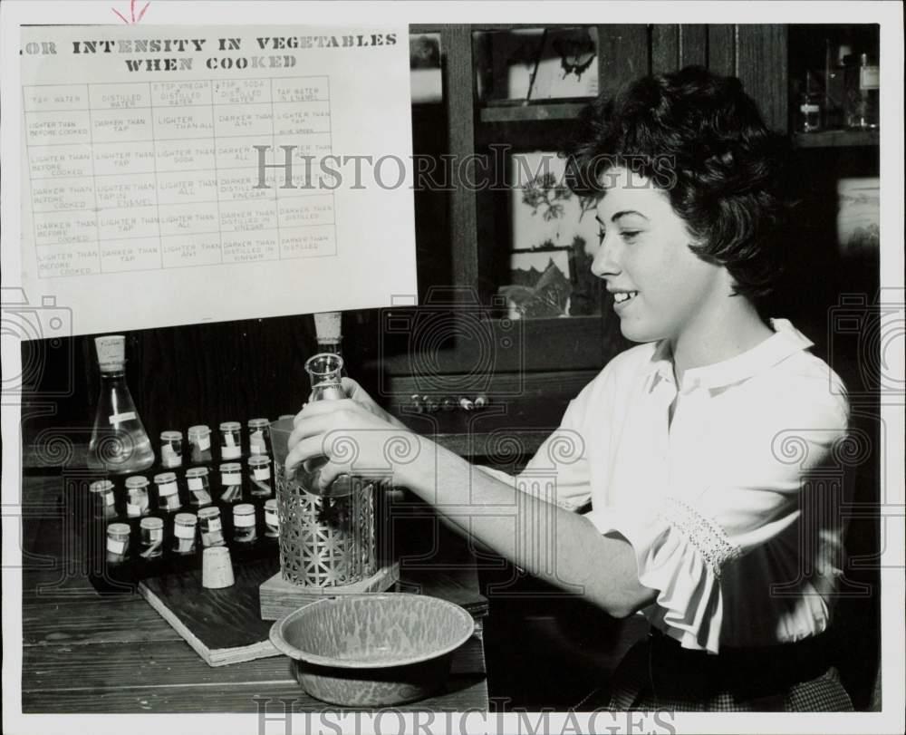 1961 Press Photo Linda Mosley shows vegetable experiment at Jackson Junior High.
