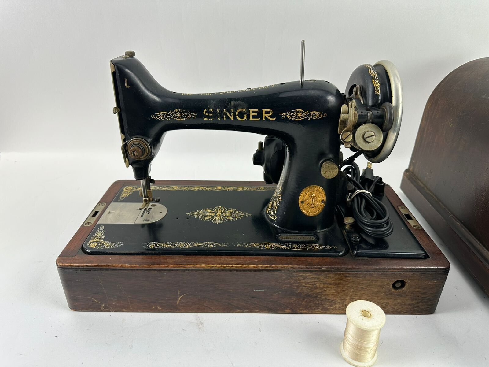 Vintage Singer Sewing Machine With Carry Case