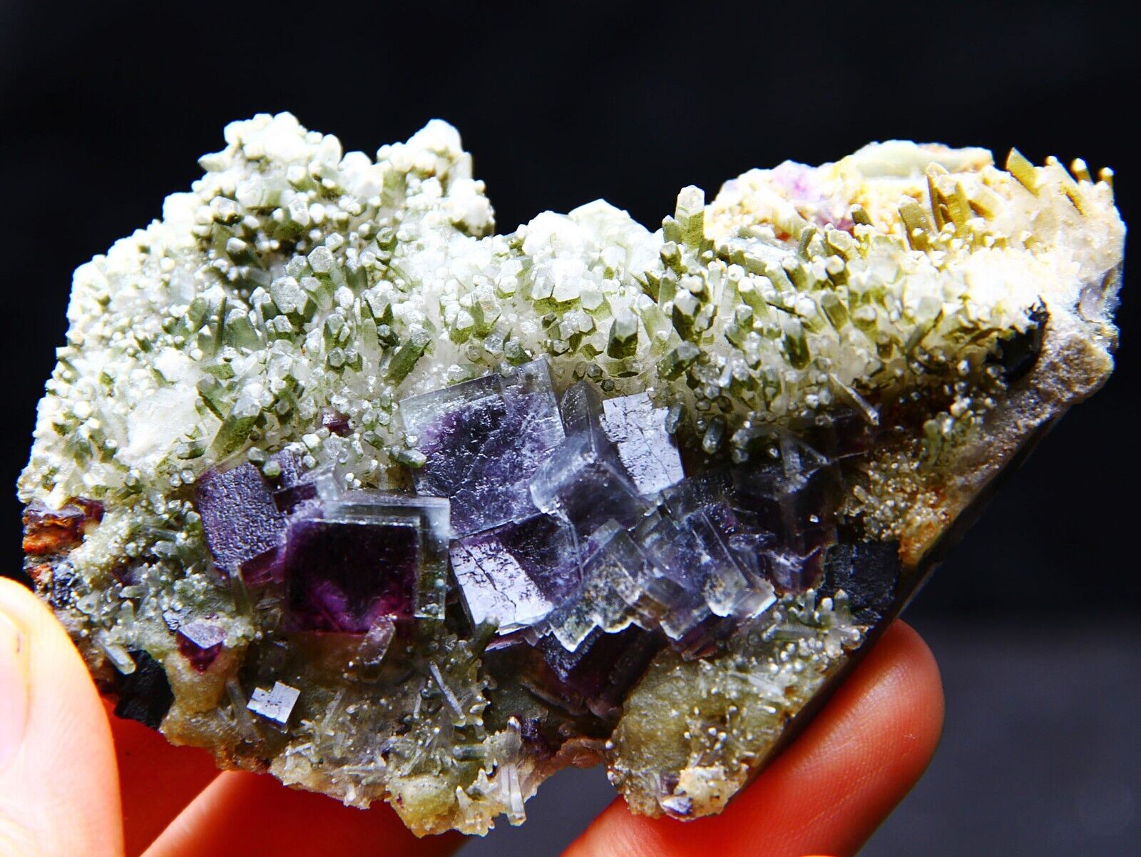 109 g Natural cubic purple fluorite symbiotic green crystal specimen/China
