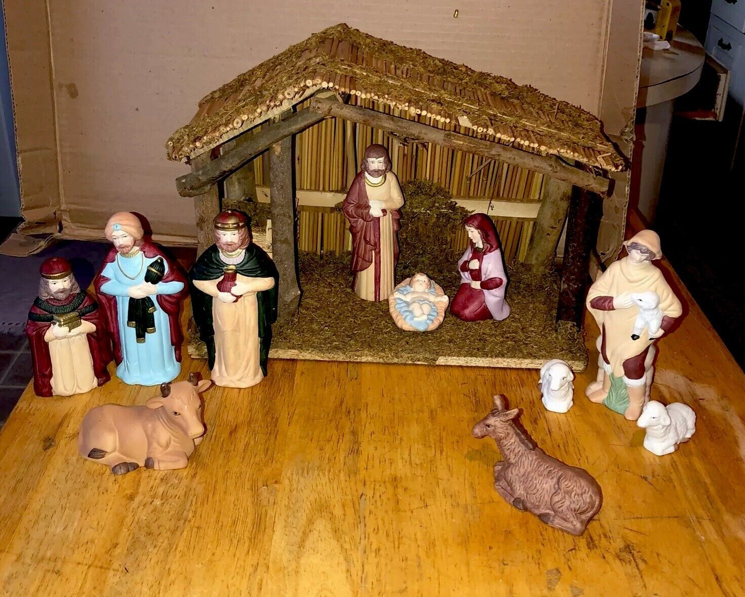 Vintage 12 Piece Ceramic Nativity Set 11 Figurines And Crèche Nice