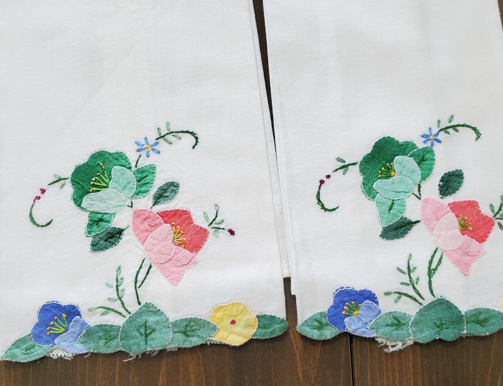 Vintage Guest Tea Dish Towels 2 White Applique Flowers Border 20.25x13\