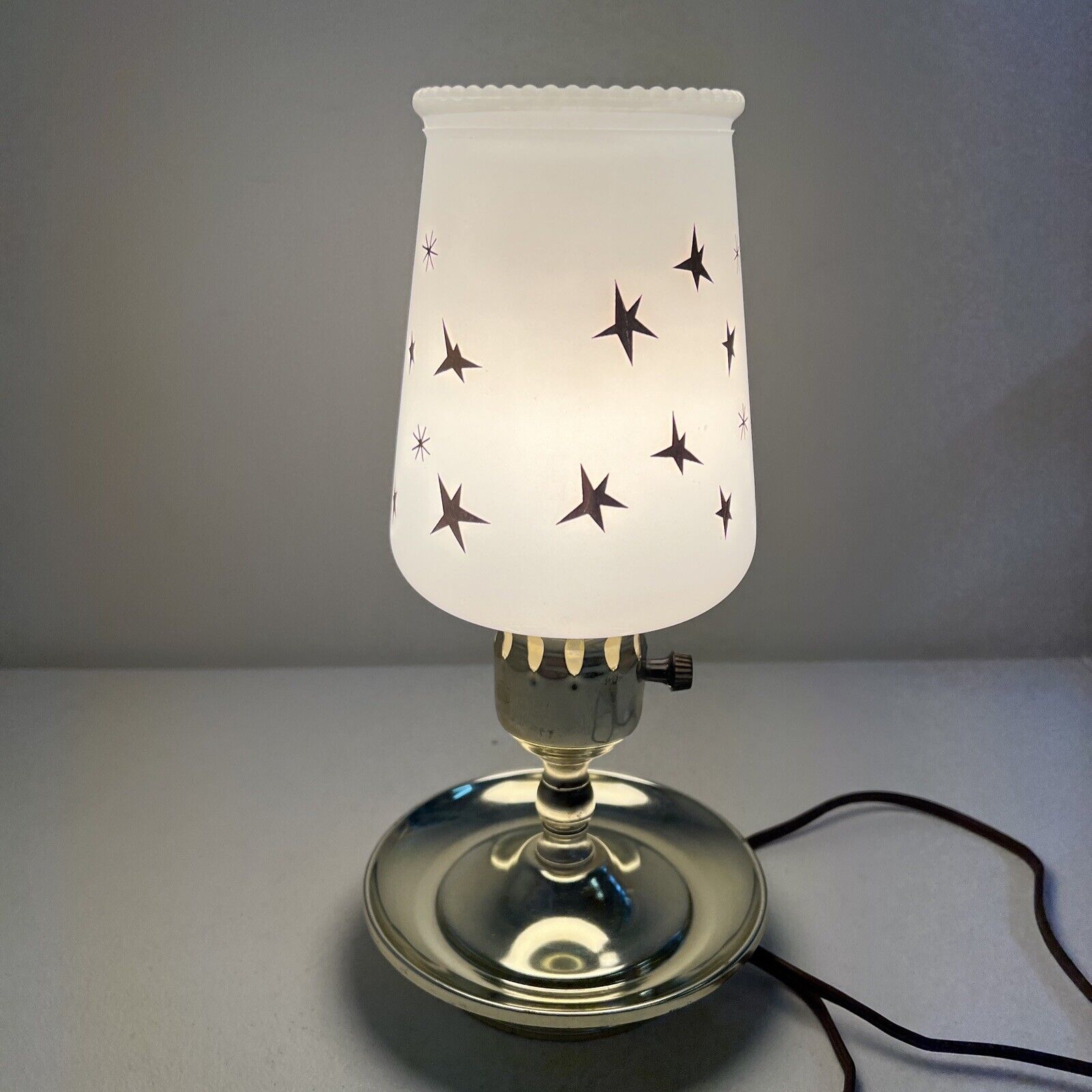 Vintage MCM Atomic Gold Star Burst On Milkglass Dresser Table Lamp 11”