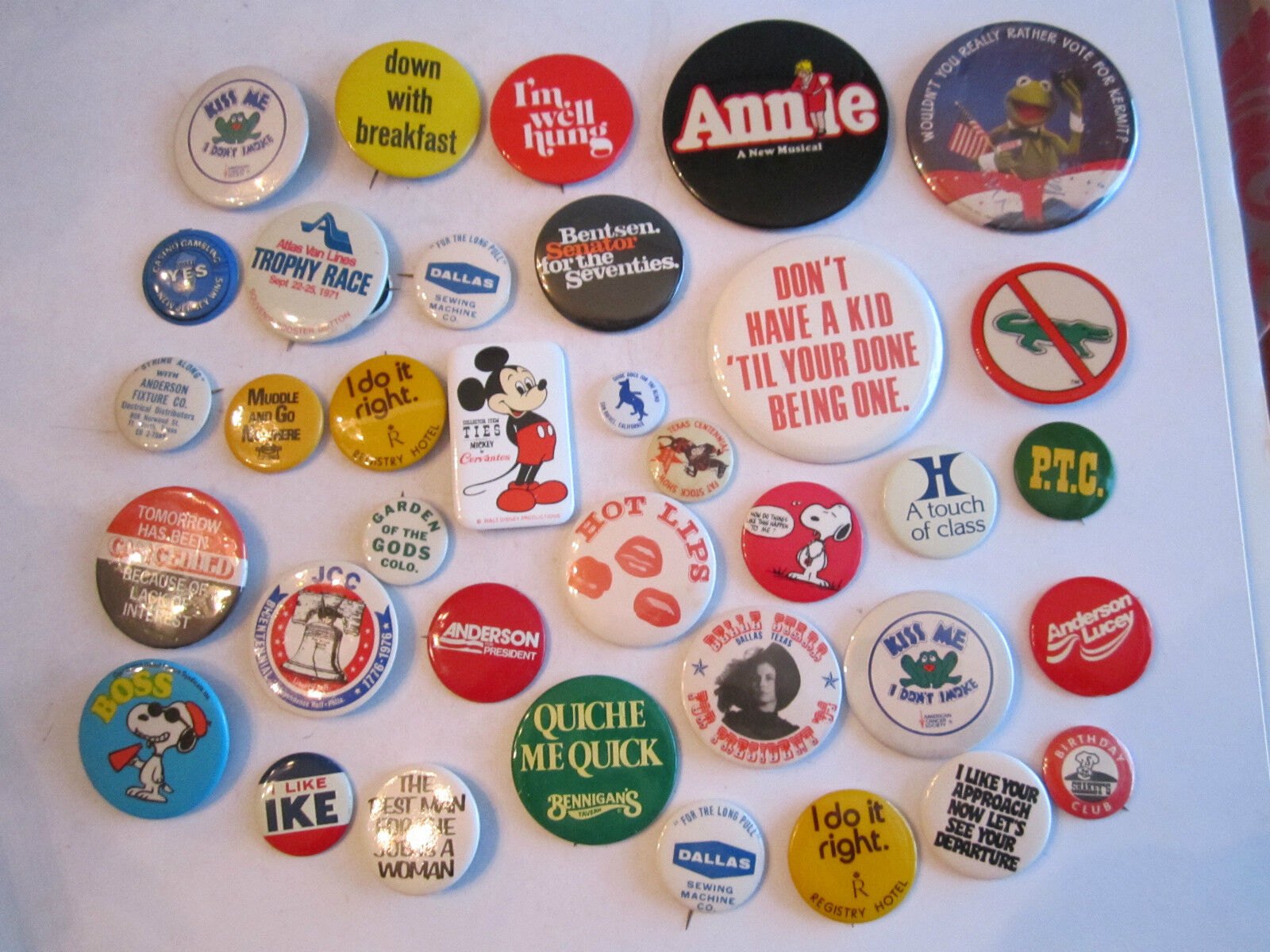 VERY LARGE VINTAGE COLLECTION OF BUTTONS - POLITICAL - COMICAL - SOCIAL - TUB PA