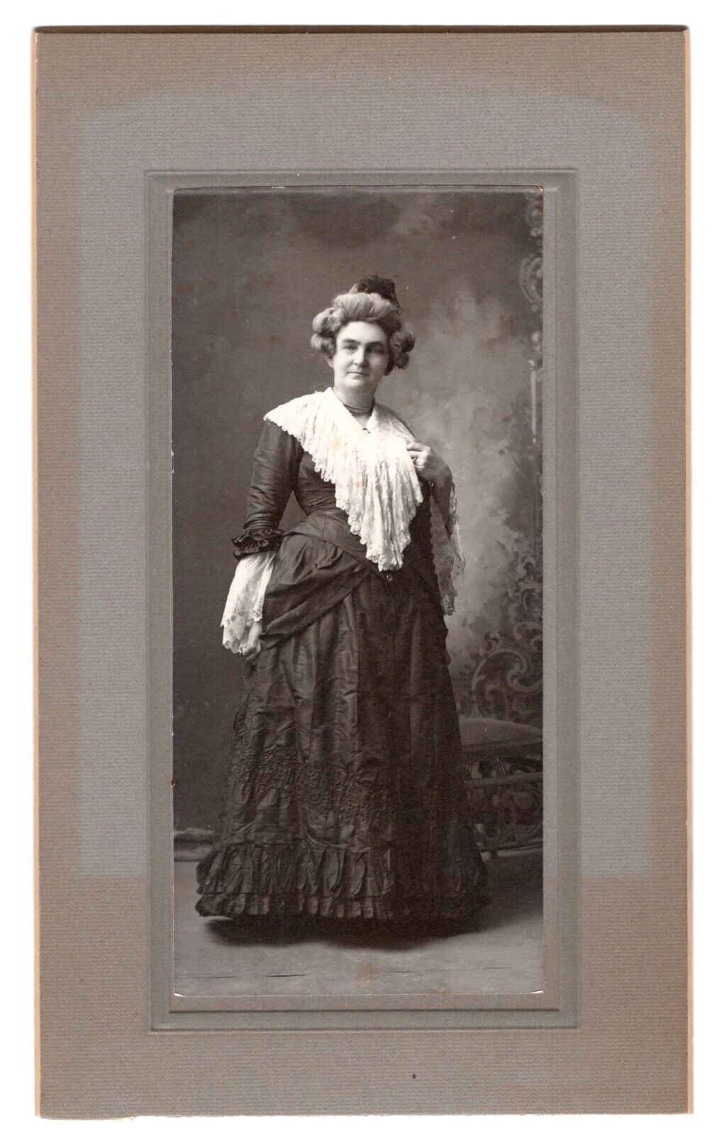 VICTORIAN OLDER WOMAN FULL VIEW Tall Cabinet Card Bottom Edge Slightly Cut