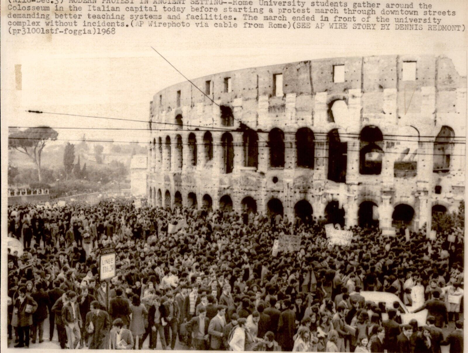 LG2 1968 Wire Photo MODERN PROTEST IN ANCIENT SETTING STUDENTS @ ROME COLOSSEUM