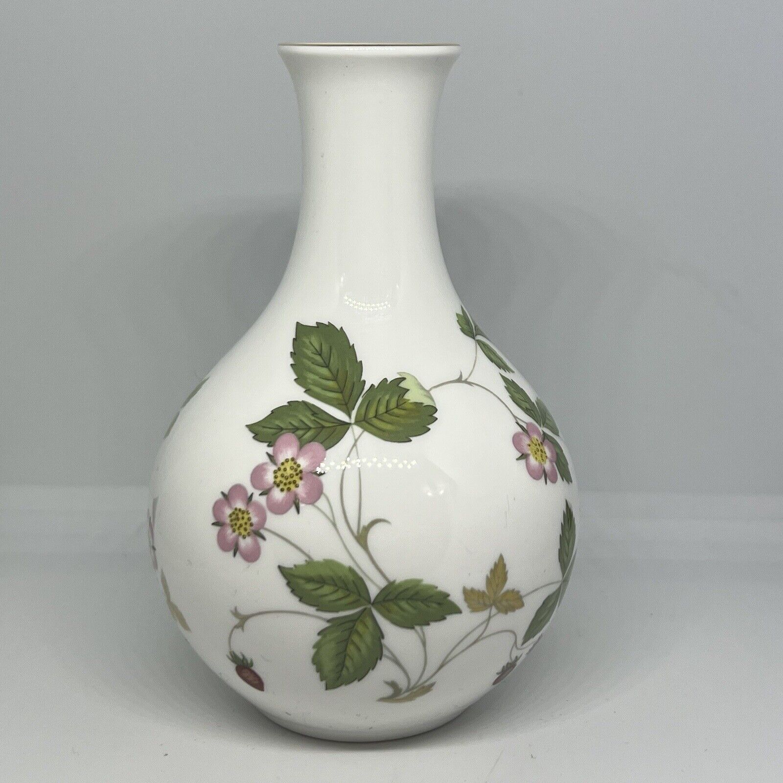 NICE Wedgwood Wild Strawberry Bone China Small Bud Vase Made in England