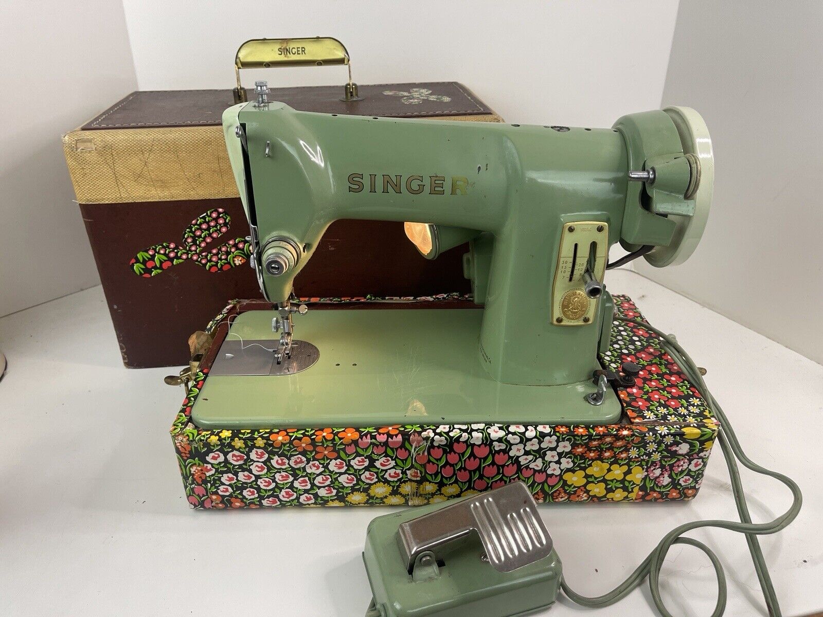 Vintage Singer RFJ8-8 Green Portable 185k Sewing Machine - Tested WORKING