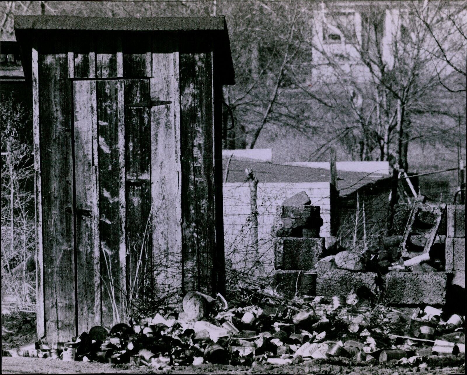 LG874 1961 Original Bill Johnson Photo CANS DUMPED AT HOUSEHOUSE Colorado Trash