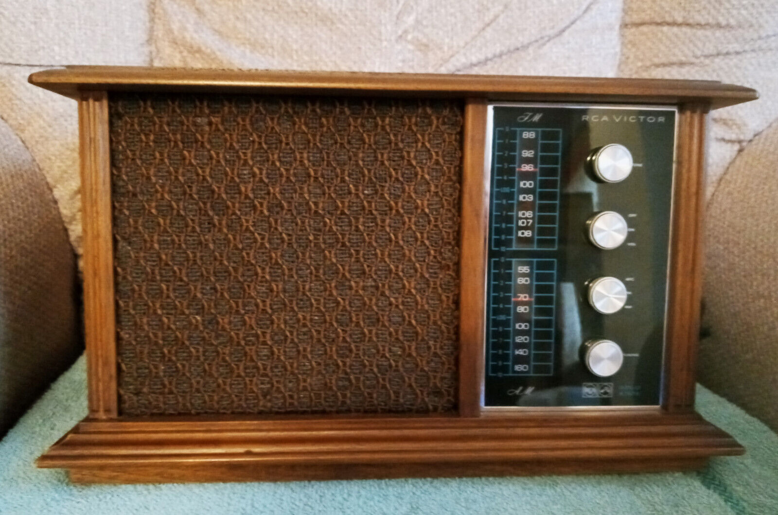 Vintage 1960's RCA VICTOR SOLID STATE RADIO RJC36-S PECAN FINISH TESTED