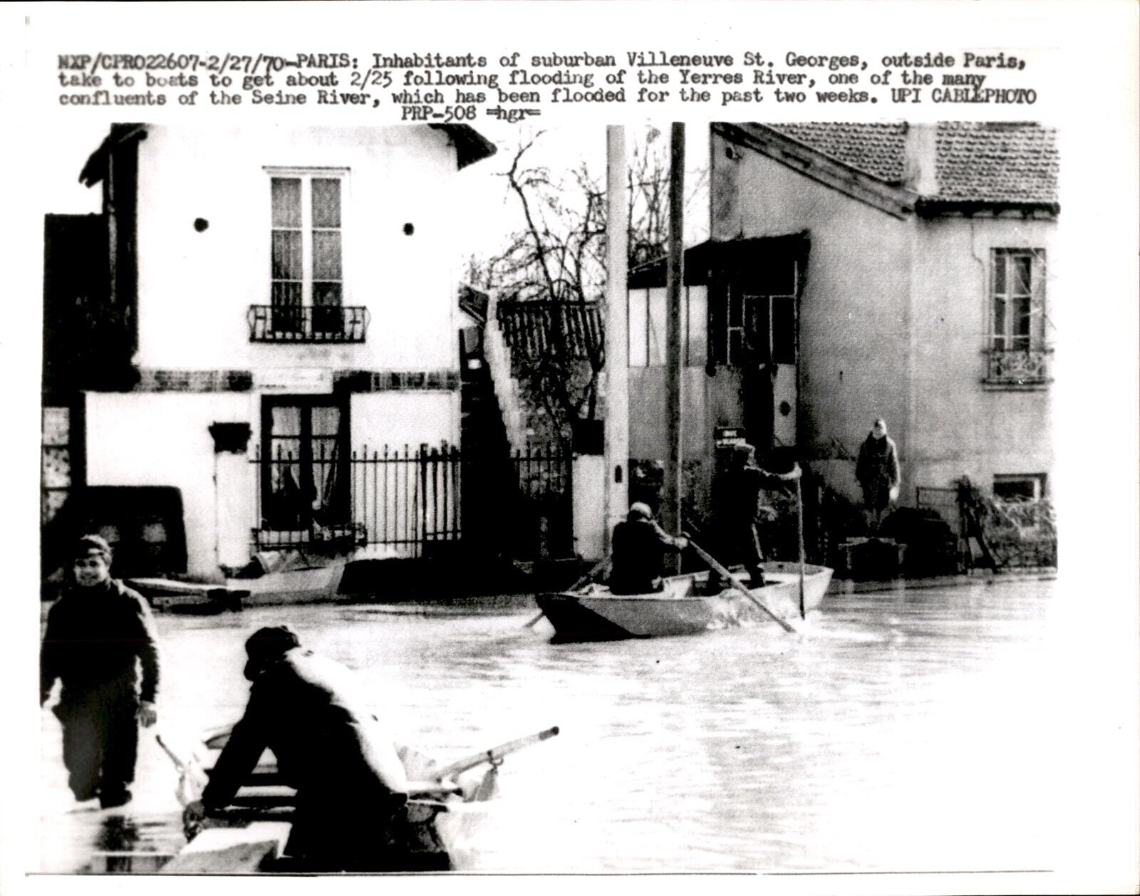 LD272 1970 UPI Wire Photo VILLENEUVE ST GEORGES FLOODING OF YERRES RIVER PARIS