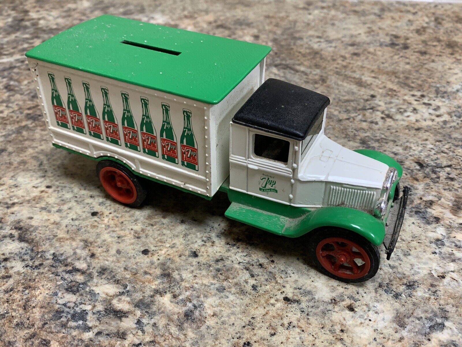 VINTAGE DIECAST ERTL 1931 HAWKEYE 7UP DELIVERY TRUCK BANK WITH KEY (15D)
