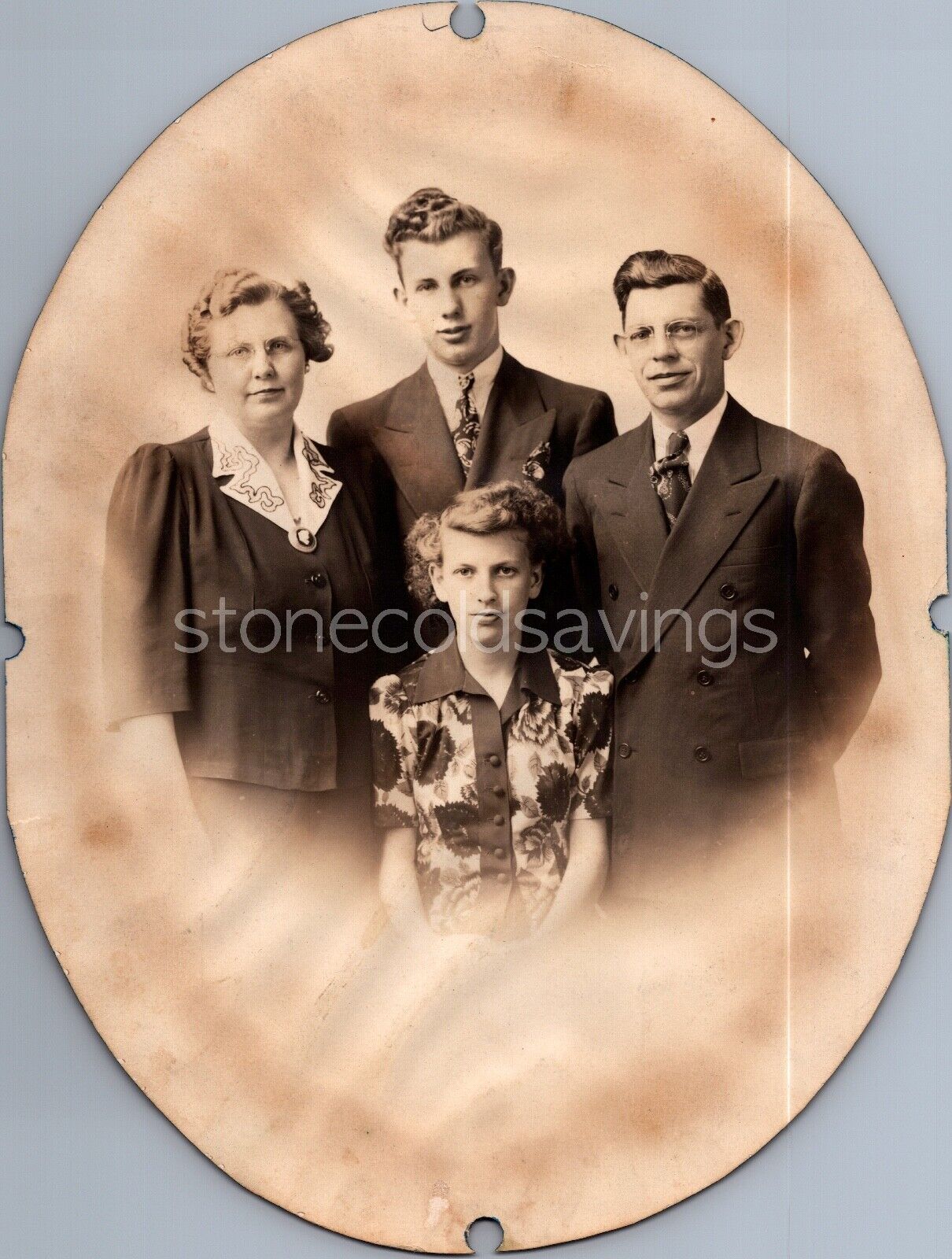 VINTAGE ANTIQUE FAMILY PORTRAIT PHOTO 1920S 1930S OVAL BOKEH STUDIO NICE SHOT