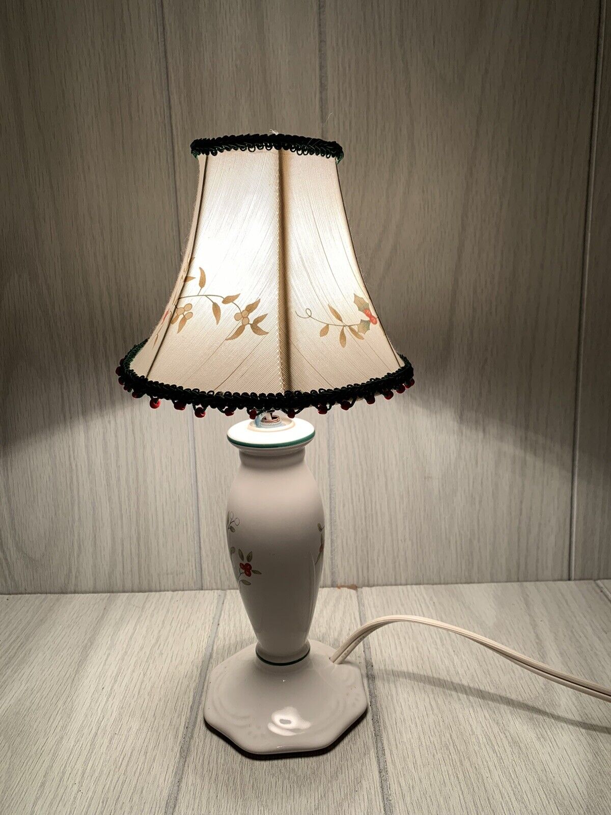 Pfaltzgraff Christmas Lamp Shade Winterberry Buffet Electric 11”