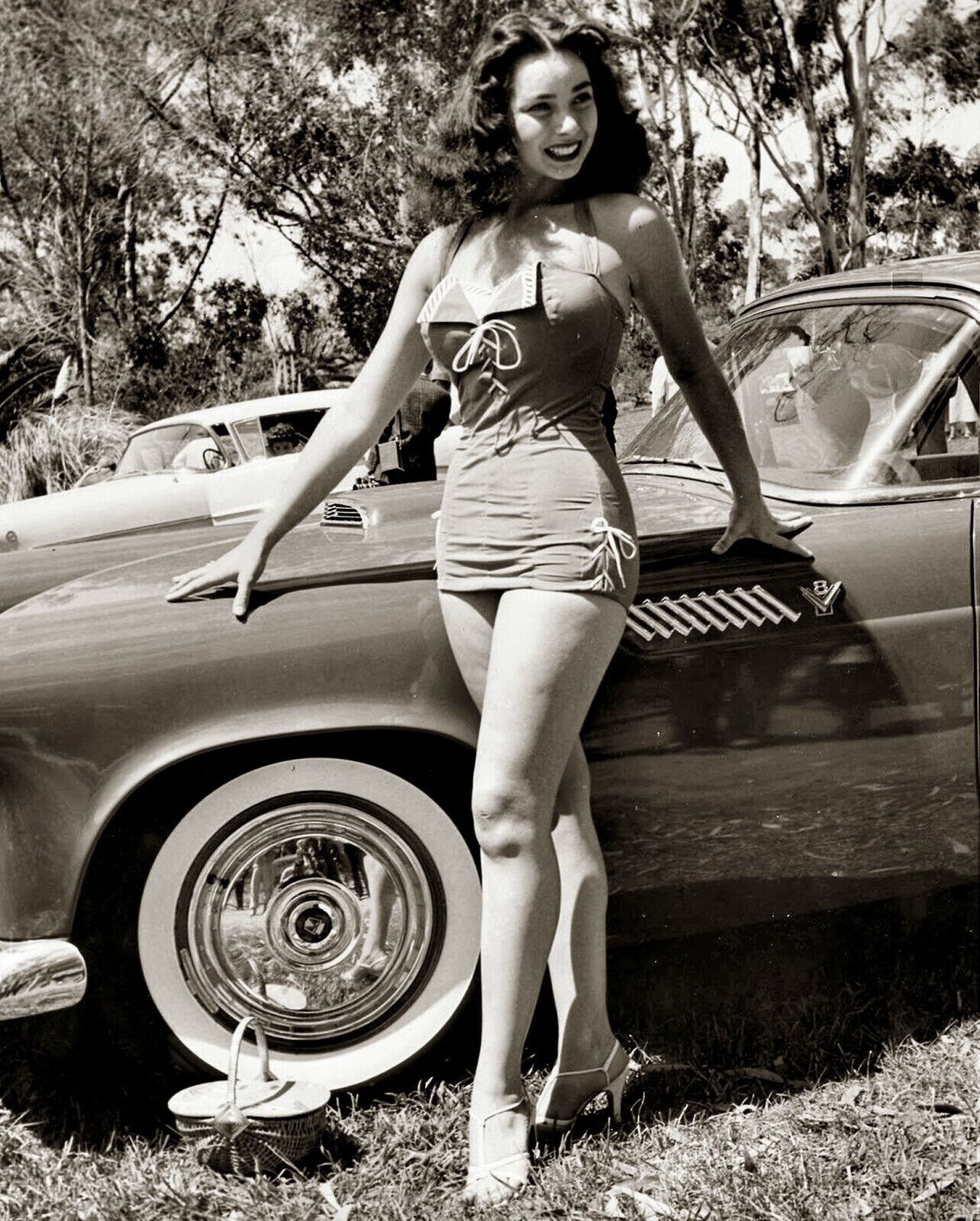 Leggy JENNIFER JONES posing on a Classic Car Retro Picture Photo 8x10