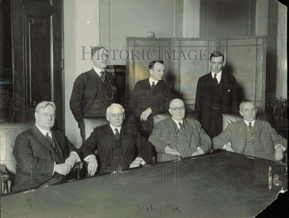 1920 Press Photo Senator Hiram Johnson and fellow leaders at the Capitol meeting