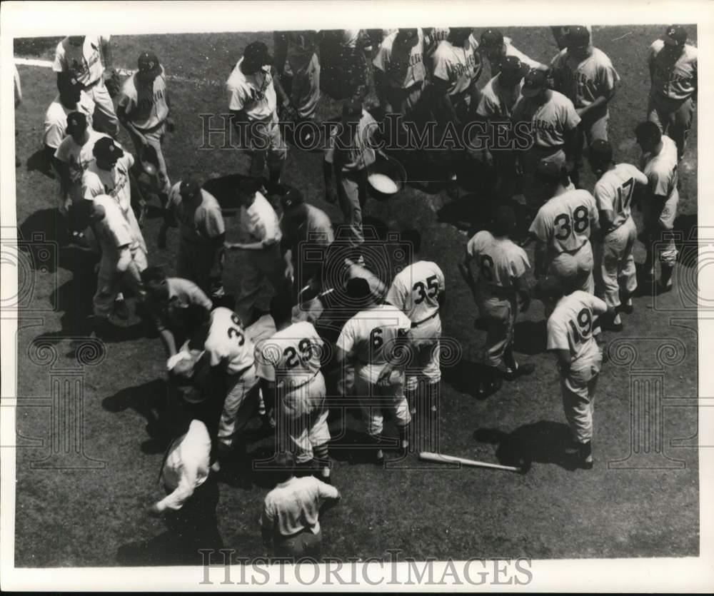 1958 Press Photo Injured Stan Lopata surrounded by baseball players at St. Louis