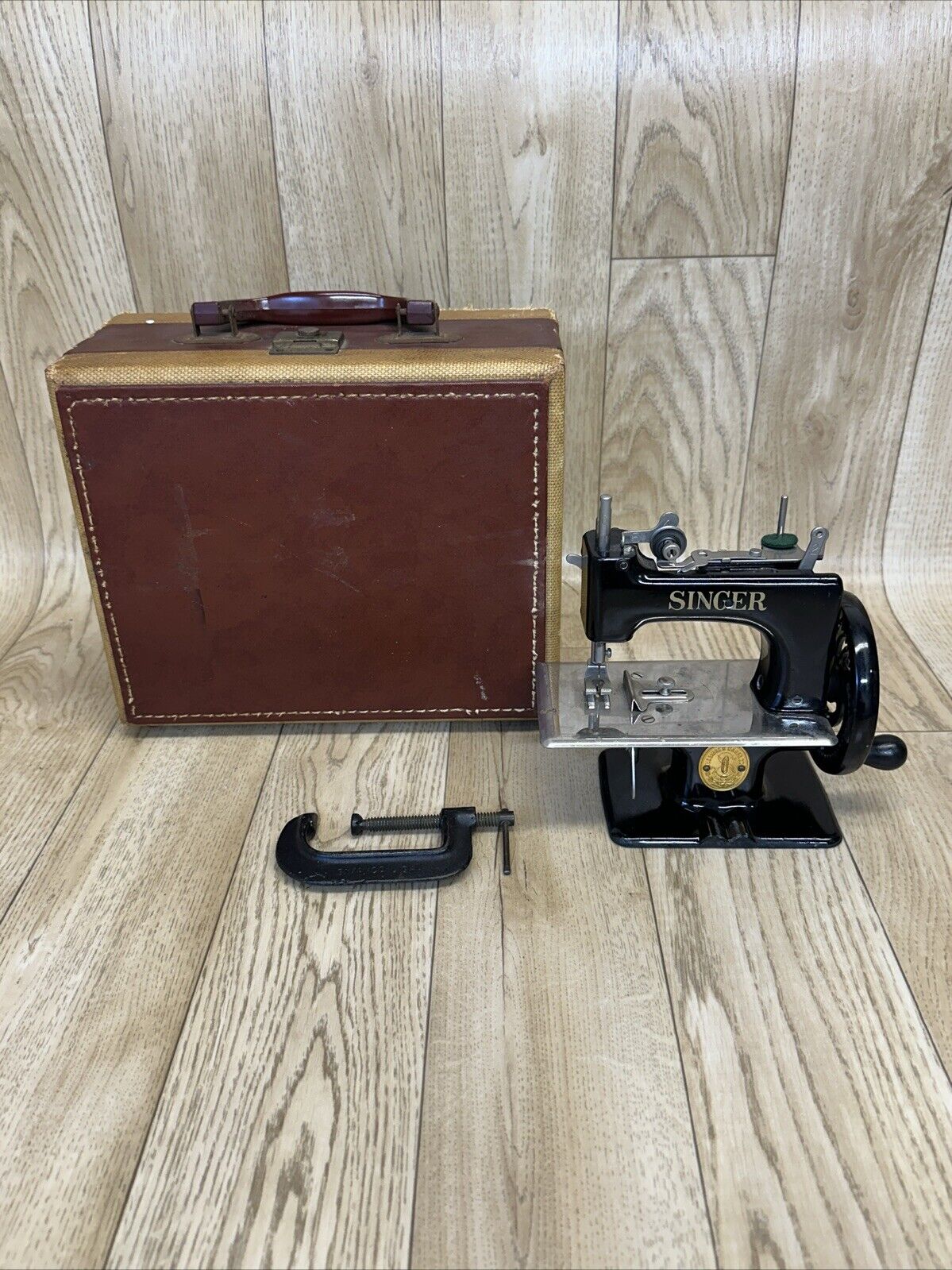 Vintage 1950\'s Black Singer Sewhandy Sewing Machine No. 20 W/ Case & Clamp