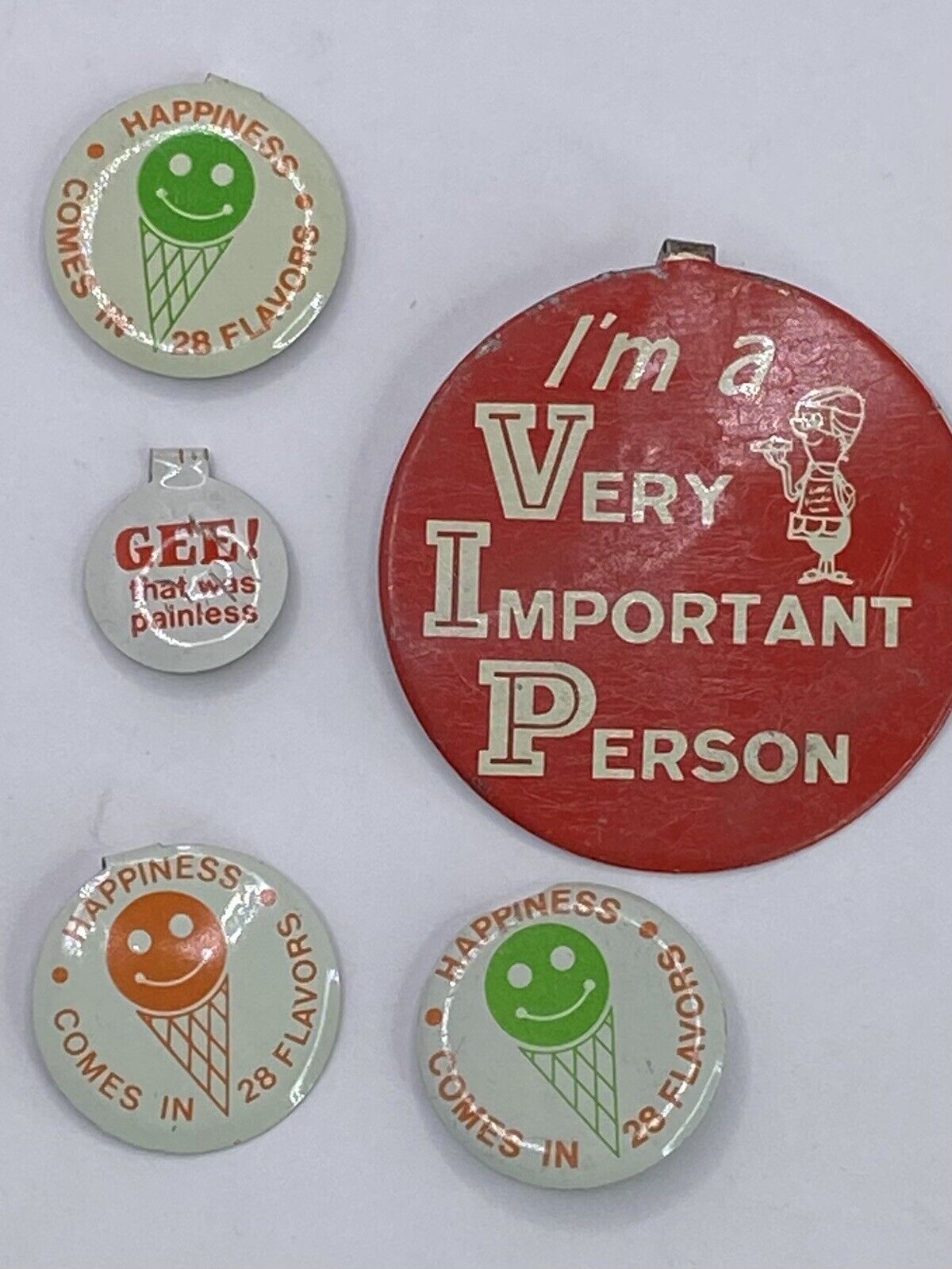 Vintage 1970s Howard Johnson's Happiness Comes In 28 Flavors Foldover Badge Pin