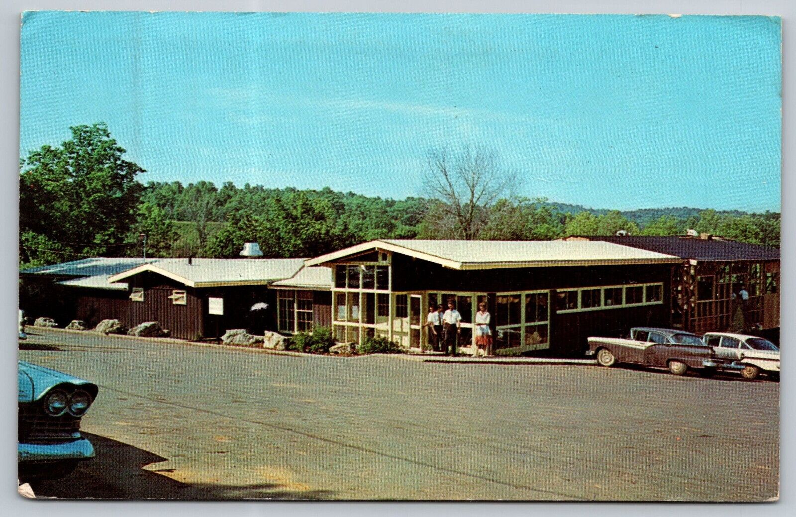 Hardy AR-Arkansas, Cherokee Village Community Center, 60's Cars Vintage Postcard