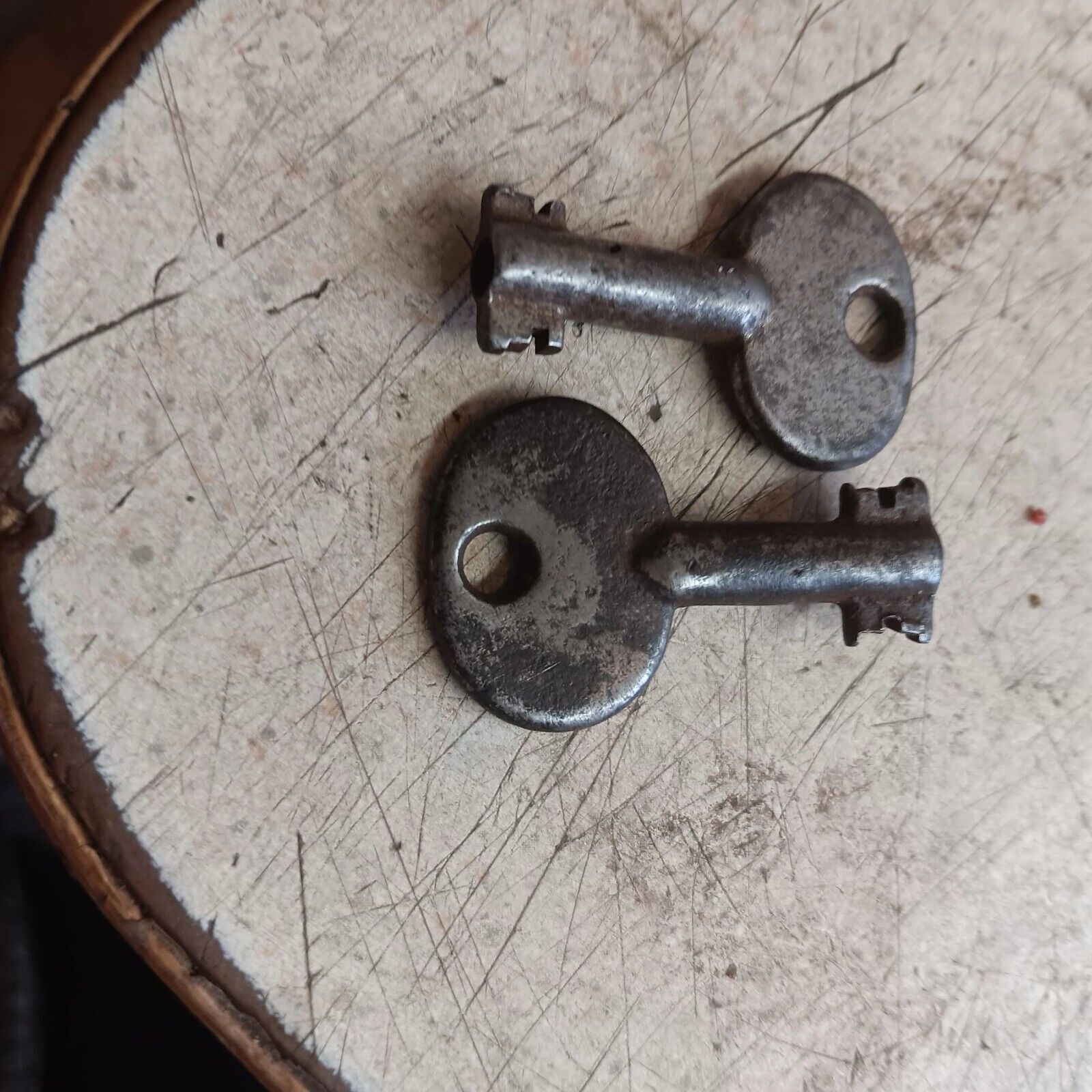 2 Vintage Unmarked Yale Open Barrel Trunk Keys