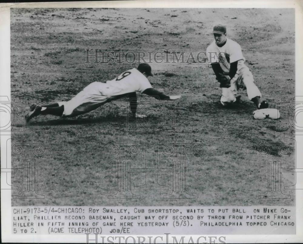 1950 Press Photo Cubs Ray Smalley Waits to Tag-Out Phillies\' Mike Goliat