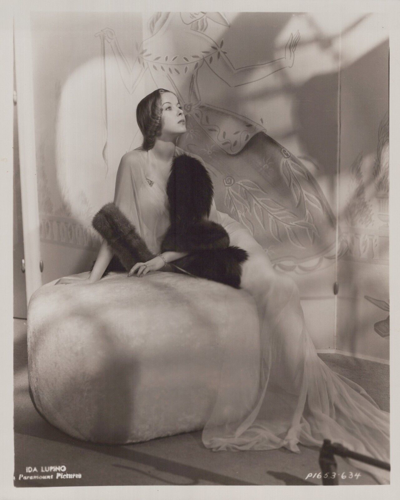 HOLLYWOOD BEAUTY IDA LUPINO ALLURING POSE STUNNING PORTRAIT 1950s Photo 593