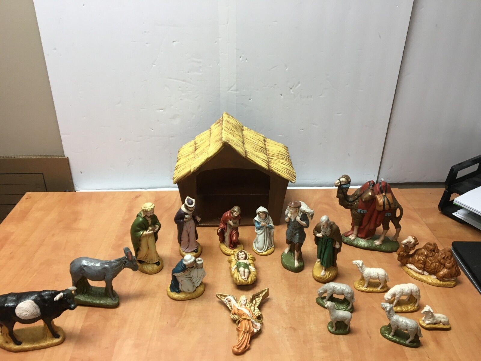 1976 Atlantic Mold Ceramic Christmas Nativity 19 pieces & Creche read Hand Paint