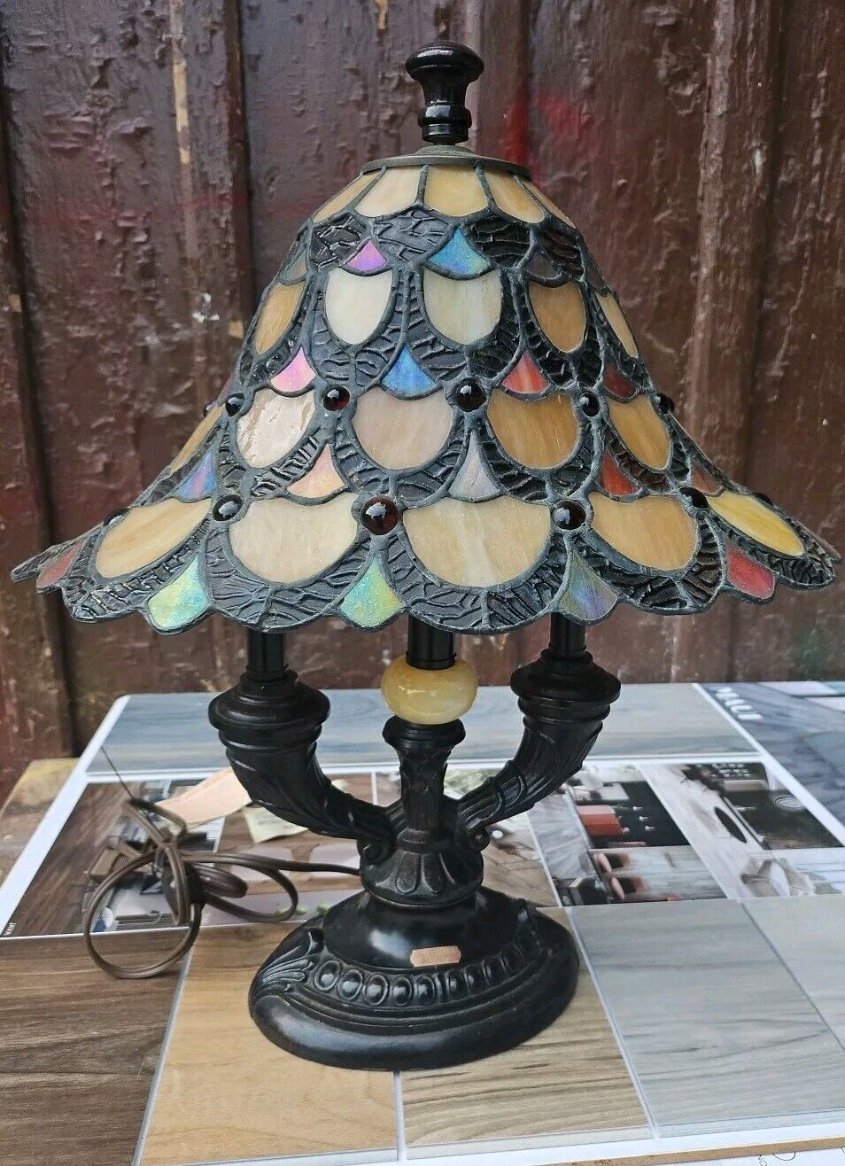 Tiffany Dale Inc Antiques Roadshow Edition Lamp Fieldstone 19x16x9 Peacock Read